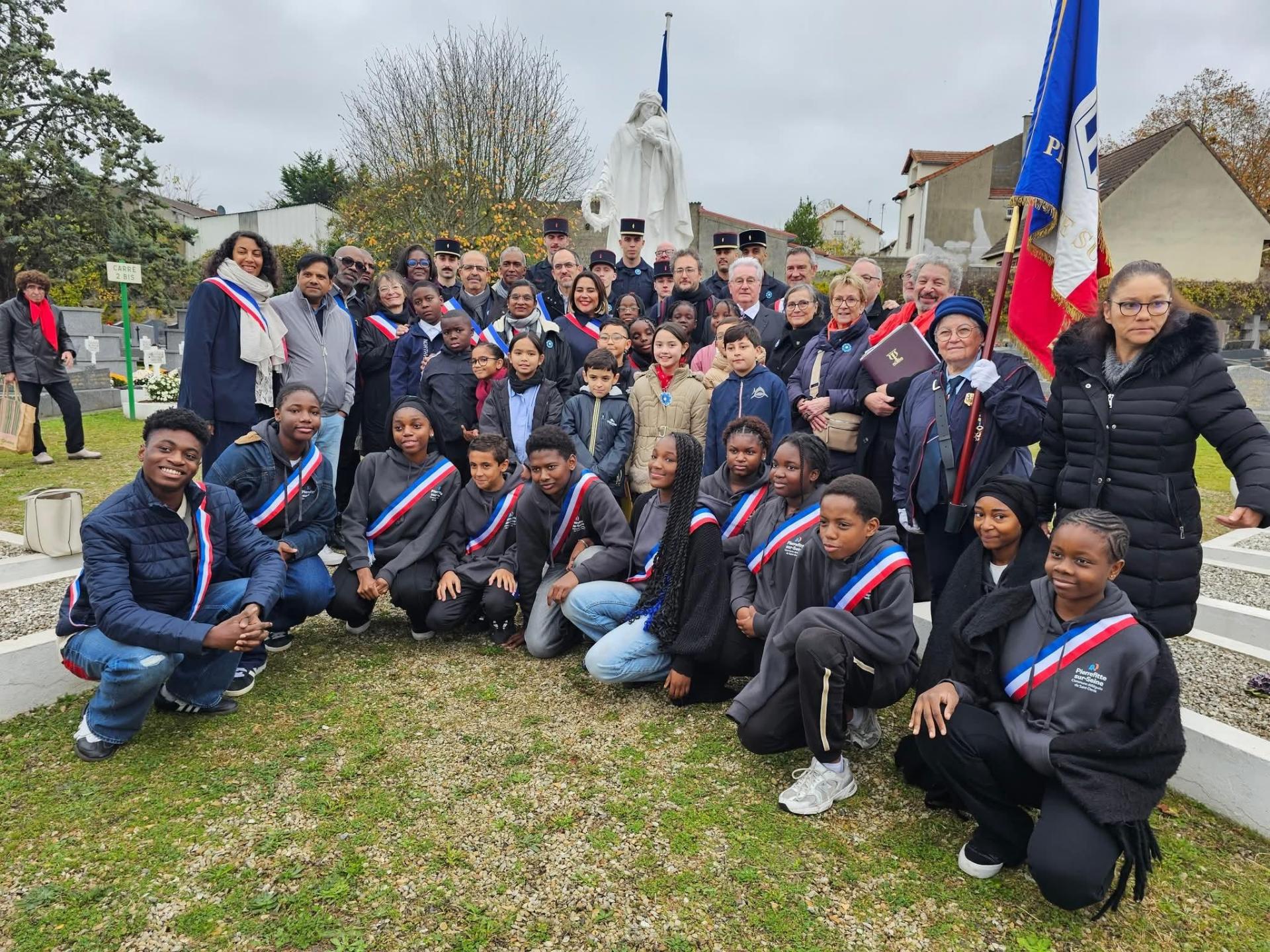 The picture shows a group of pupils from Pierrefitte-sur-Seine on the occasion of l'armistice.