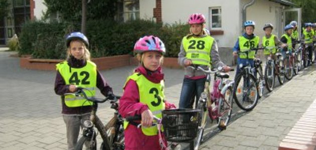 Give hand signals and give way - fourth-graders complete cycling test