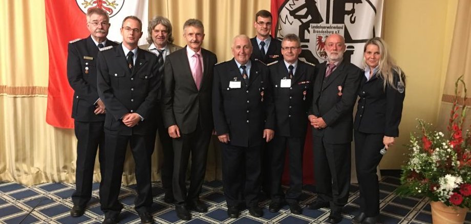 Innenminister zeichnet Angehörige von Feuerwehren und Hilfsorganisationen aus Märkisch-Oderland aus