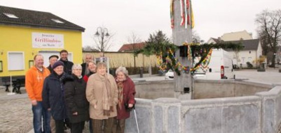 Ostereierschmücken am Brunnen