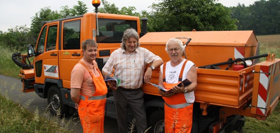 Bild von links nach rechts: Radwegewart Torsten Kluth, Beigeordneter Rainer Schinkel, Radwegewart Karl-Heinz Spitzer am Oderbruchbahn-Radweg zwischen Falkenhagen und Lietzen