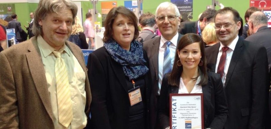 Picture: "Rainer Schinkel, Ellen Rußig, Eckhard Fehse, Maria Adler from the Seenland-Oder-Spree tourism association, Minister for Rural Development, Environment and Agriculture Jörg Vogelsänger (from left to right) with the certification certificate"