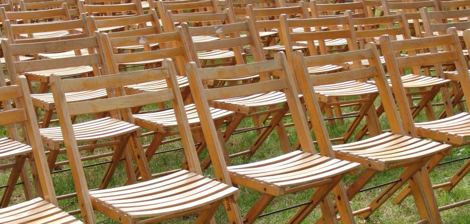 Fussballerbeine auf grünem Rasen