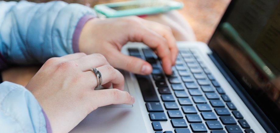 Foto von Händen an einem Laptop