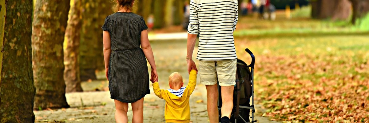 Promenade en famille avec un jeune enfant