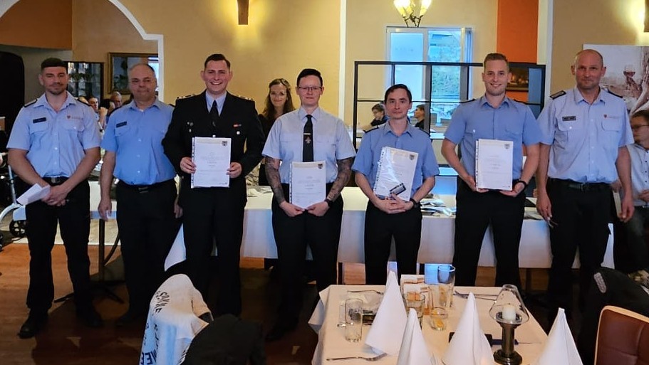 Groupe de personnes à la réunion de service