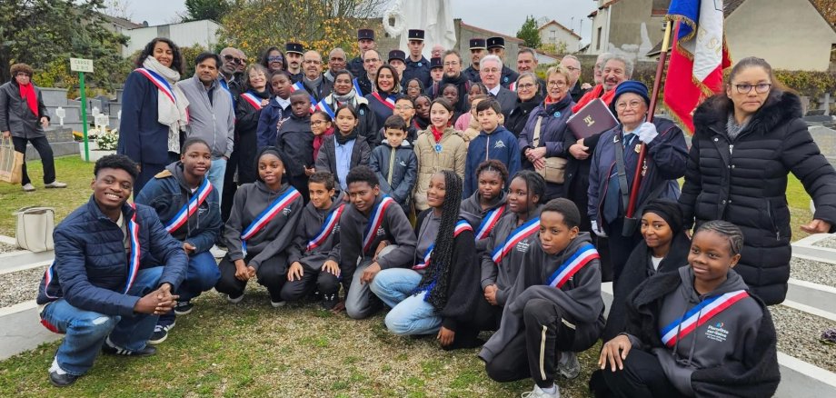 La photo montre un groupe d'élèves de Pierrefitte-sur-Seine à l'occasion de l'armistice.