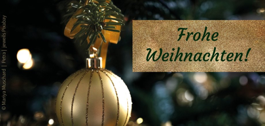 Foto einer goldenen Christbaumkugel und dem Text "Frohe Weihnachten"