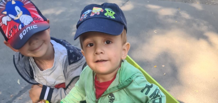 Robin (r.) vermisst das Spielen mit seinem Bruder. Robin (r.) vermisst das Spielen mit seinem Bruder.
