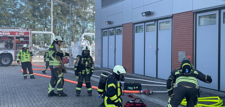 Probten den Ernstfall im Auftrag des Katastrophenschutzes des Landkreises Märkisch-Oderland: Feuerwehren, Katastrophenschutz und EWE GASSPEICHER Feuerwehr bei der Übung am EWE Gasspeicher