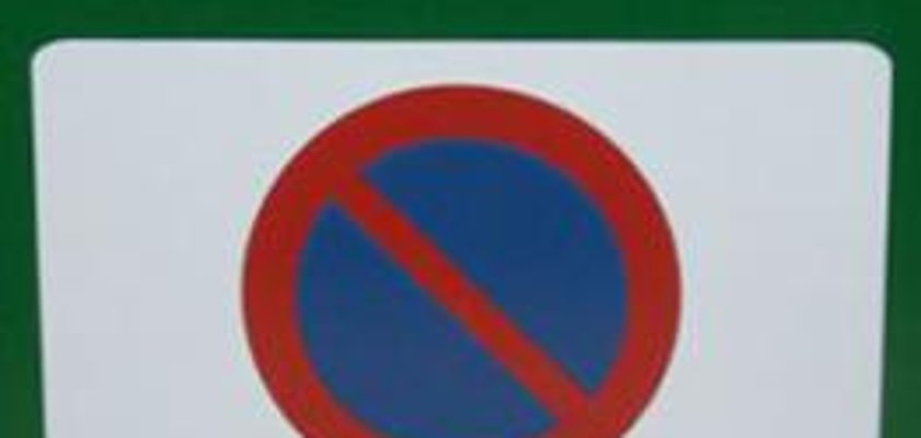 Aufstellung des Hinweisschildes „Parkanlage“ in Hennickendorf