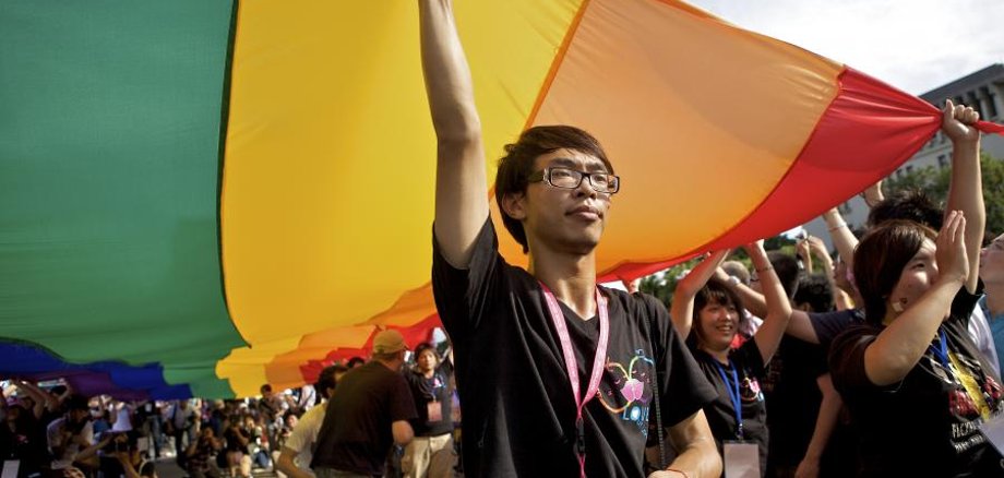 Ausstellungseröffnung „Walk With Pride“ und Lesung „Liebe macht anders“