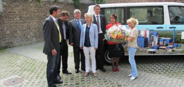 Remise du bus communal au bureau des citoyens