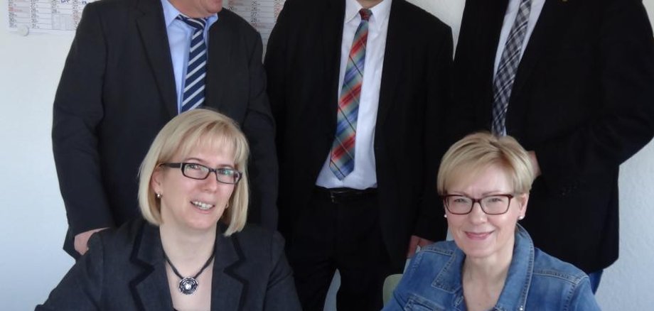 Sind guter Dinge bei der interkommunalen Zusammenarbeit: Jürgen Henze (Neuenhagen), Arno Jaeschke (Altlandsberg) und André Schaller (Rüdersdorf) (hintere Reihe v. l. n. r.). Janina Meyer-Klepsch (Neuenhagen) und Angela Schnabel (Hoppegarten) begleiten den