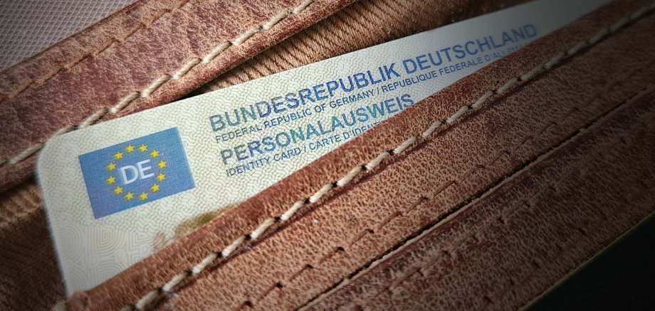 Foto von einem Personalausweis in einer Ledergeldbörse