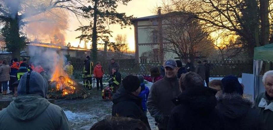 Alle Generationen beim Neujahrsfeuer in Rüdersdorf