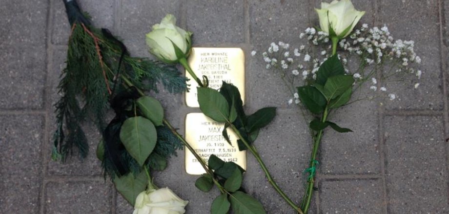 Wzruszające nabożeństwo żałobne z okazji ułożenia Stolpersteine w Herzfelde