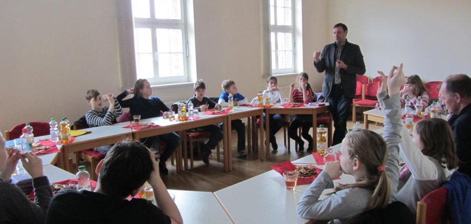 Herzlicher Empfang im Rathaus. Schüler präsentierten ihre Spielplatz-Modelle!