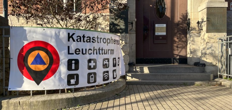 Банер з написом "Katastrophenschutz-Leuchtturm" біля входу до ратуші