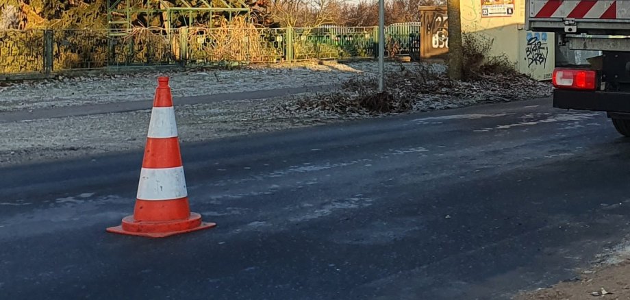 Verkehrshütchen auf einer Asphaltstraße