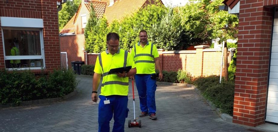 Mit dem Spürgerät unterwegs in Rüdersdorf EWE NETZ kontrolliert bis Mitte August Erdgasleitungen