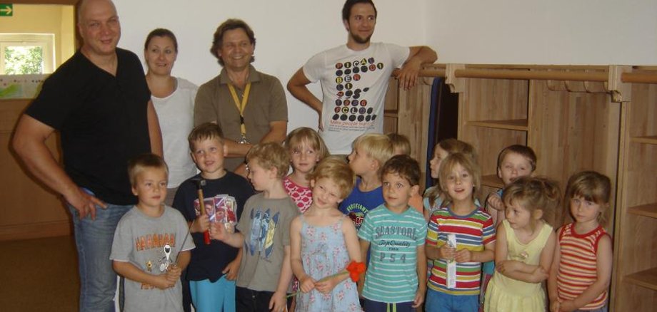 Regalübergabe an Kita „Zwergenschloss“