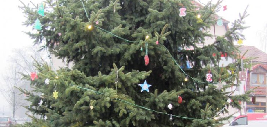 Schmücken des Weihnachtsbaumes