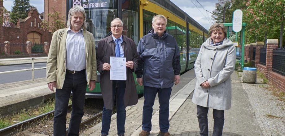 Beigeordnerter R. Schinkel, Geschäftsführer D. Bröcker, Vorsitzender Wirtschaftsausschuss MOL B. Sachse, Stellv. Bürgermeisterin P. Schulz (v.l.)