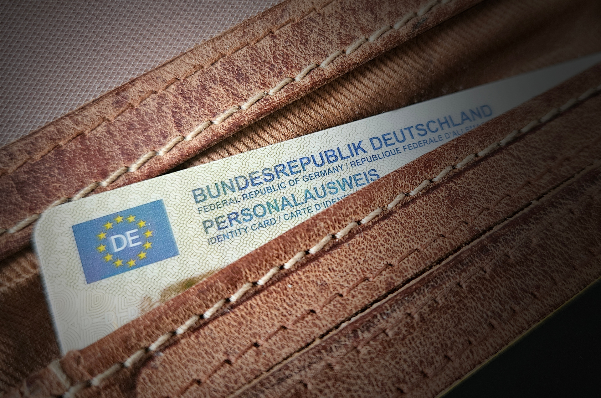 Foto von einem Personalausweis in einer Ledergeldbörse