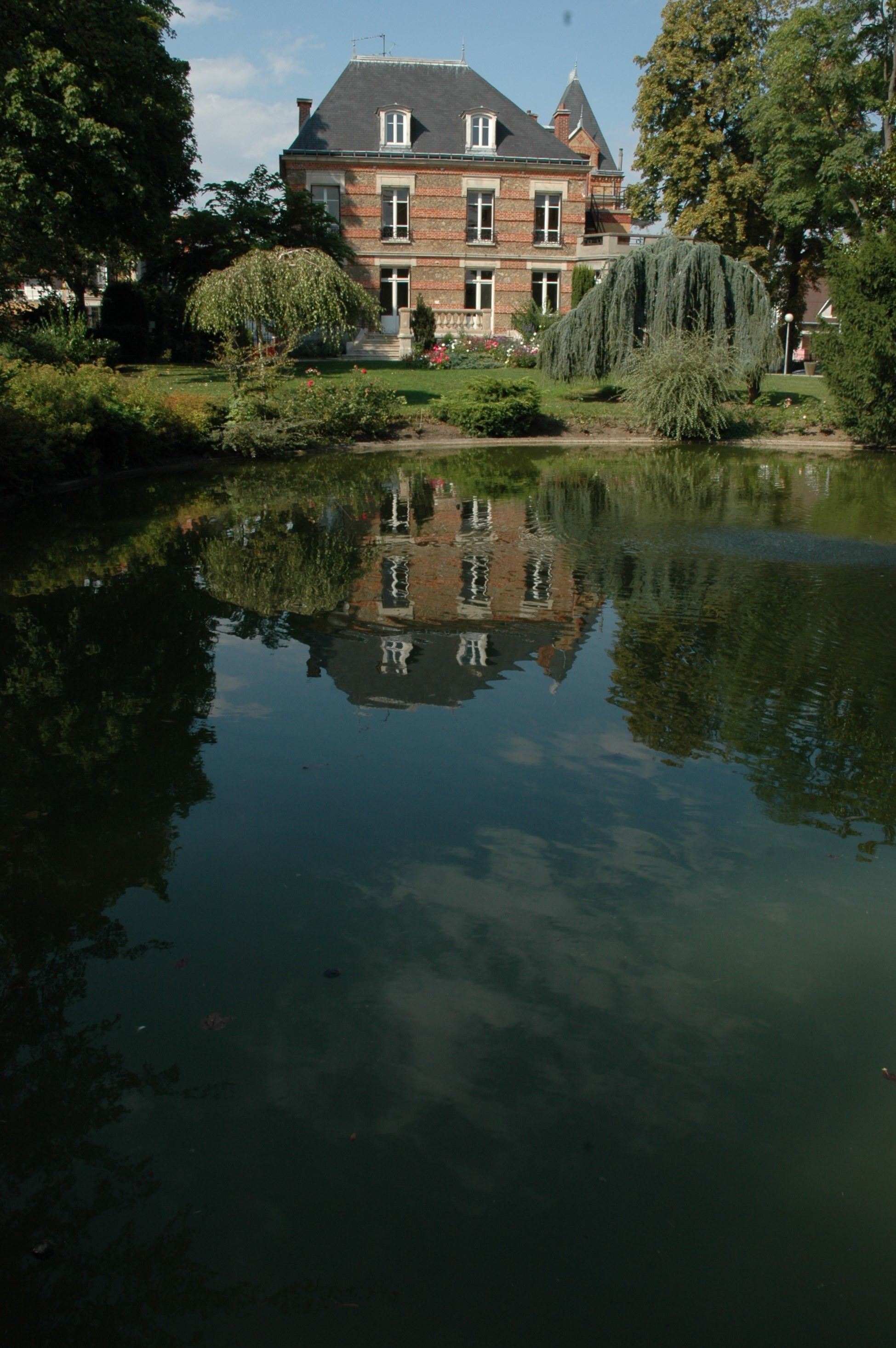 Pierrefitte Konservatorium - Gebäude & Wasser