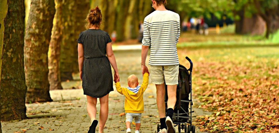 Familienspaziergang mit Kleinkind
