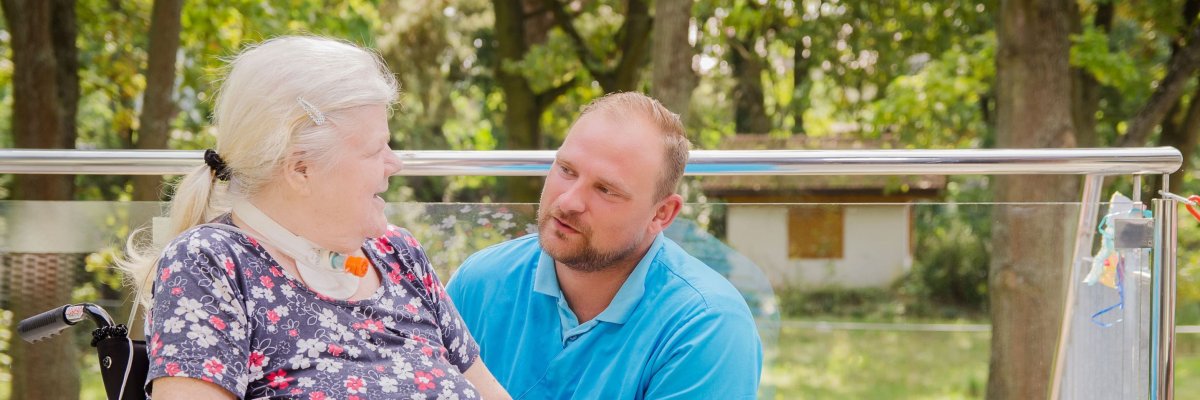 Pleger neben Frau im Rollstuhl
