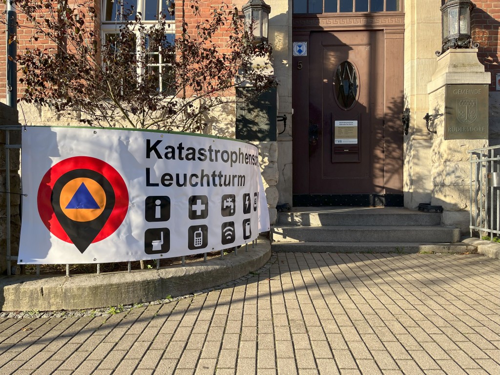 Banner mit der Aufschrift "Katastrophenschutz-Leuchtturm" neben dem Eingang vom Rathaus