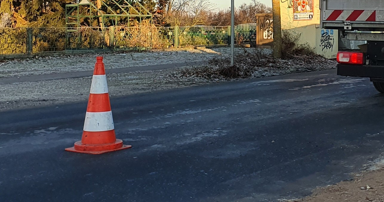 Verkehrshütchen auf einer Asphaltstraße