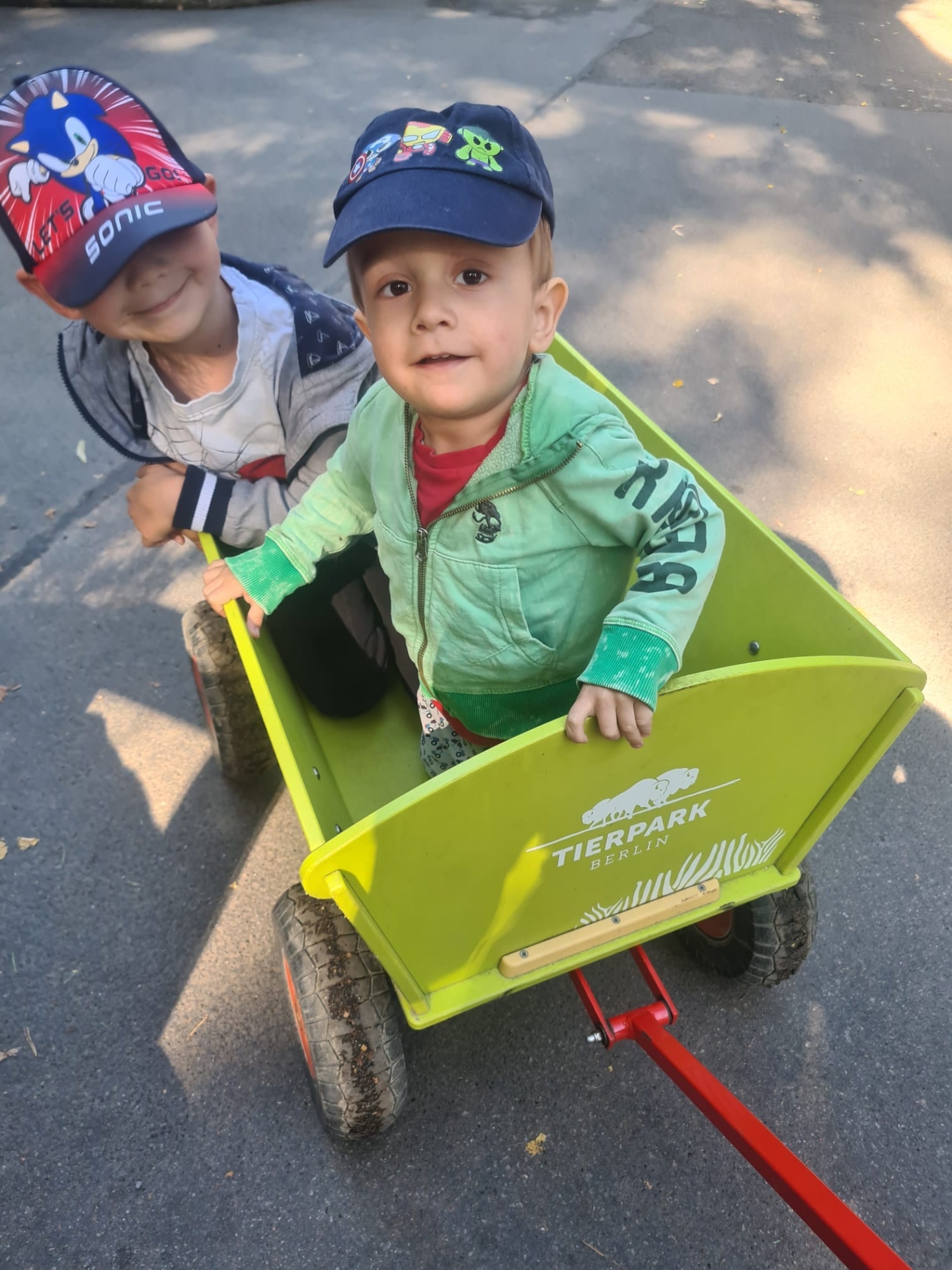 Robin (r.) vermisst das Spielen mit seinem Bruder.