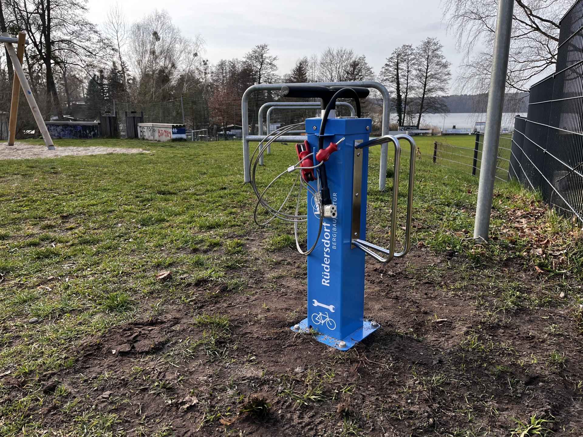 99 Fahrradbügel und 4 Fahrrad-Reparatursäulen für die Gemeinde