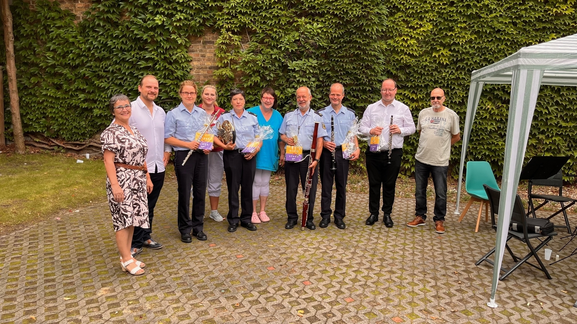 Bundespolizeiorchester Berlin spielte für Patienten und Pfleger in Herzfelde - Sommerfest in Alter Schule brachte viel Freude