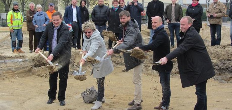 Erster Spatenstich für die Grund- und Oberschul-Erweiterung