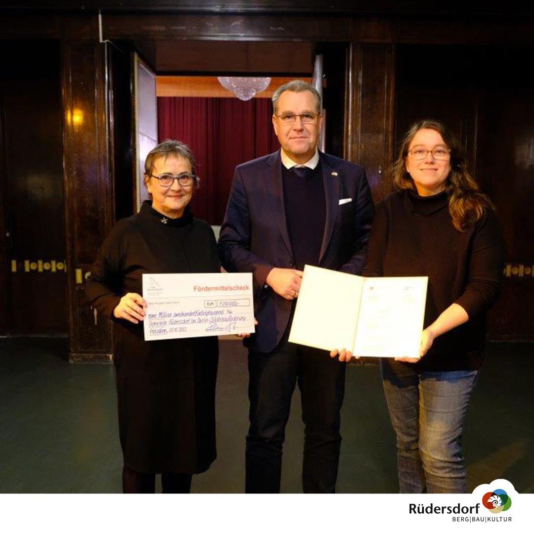 Fördermittel durch Minister übergeben