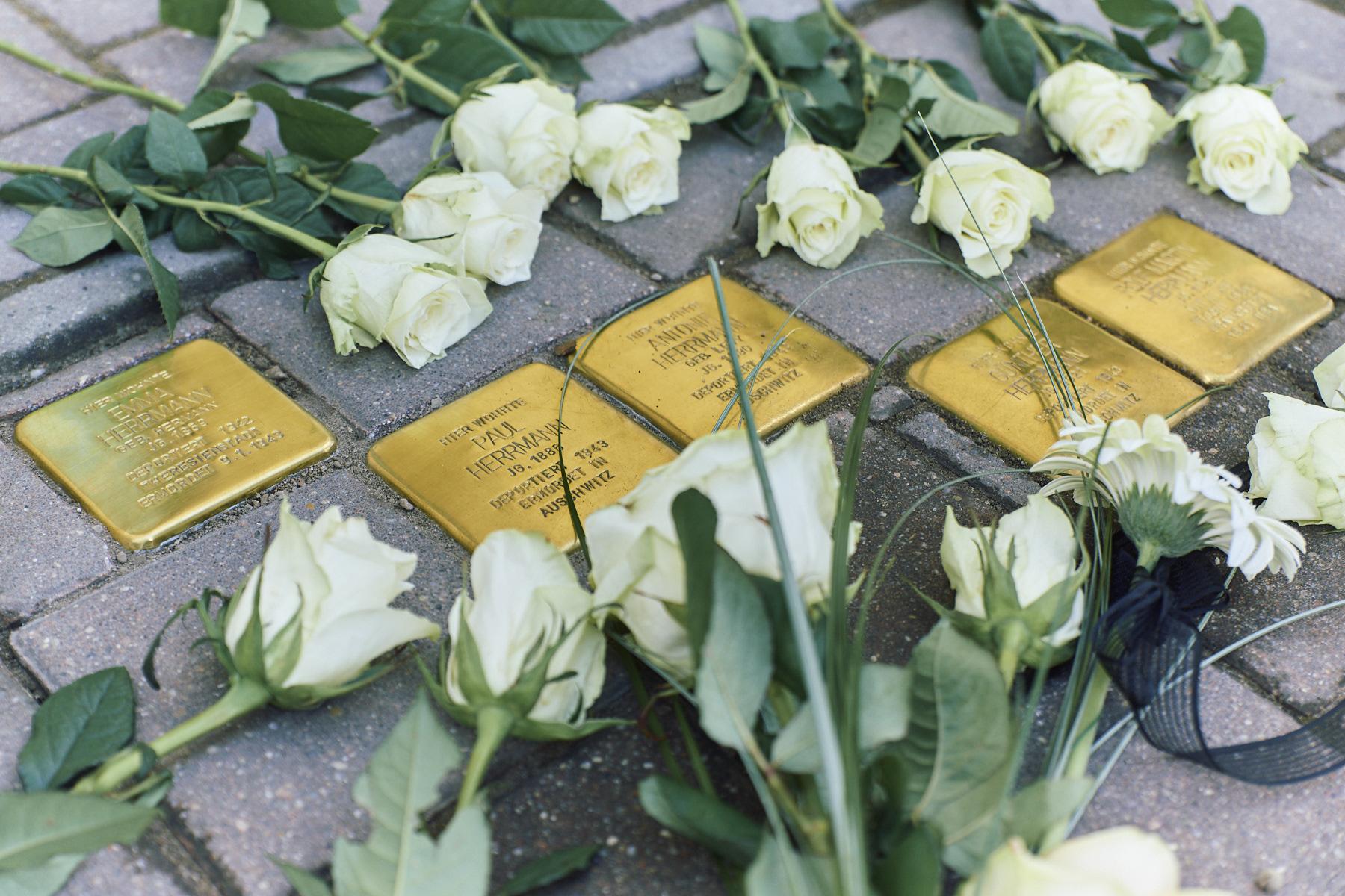 Gedenkveranstaltung zur Enthüllung von fünf Stolpersteinen in Herzfelde