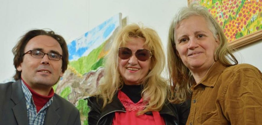 Machen die Welt im Rüdersdorfer Kulturhaus ein bisschen bunt: Die drei Künstler Gilbert Brüning, Azra Freifrau von Herman Etemoski und Amadea Leonore (v.l.n.r.) freuen sich auf eine farbenfrohe Finissage am 1. Juni. Foto: Stephen Ruebsam