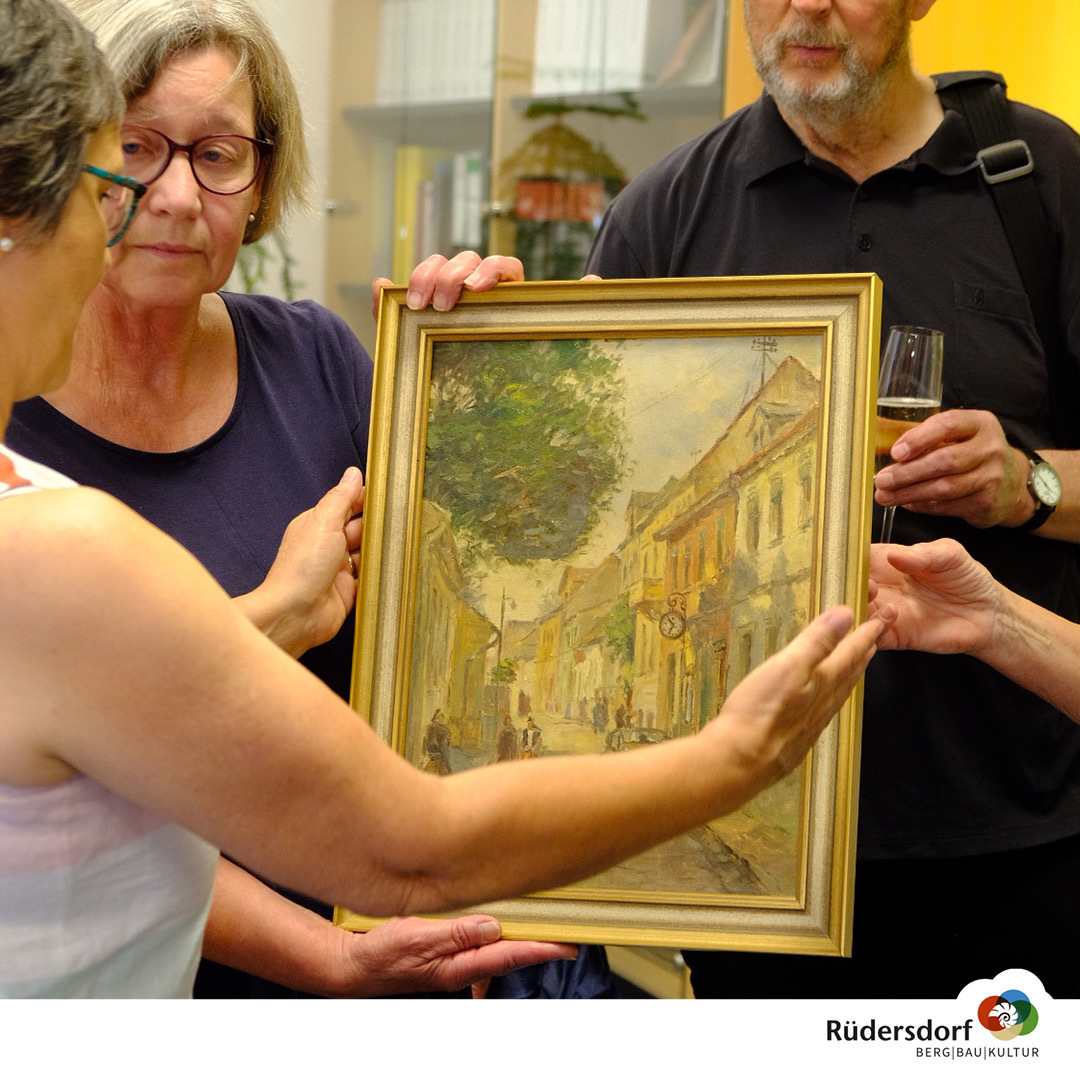 Nach 77 Jahren zurück in Rüdersdorf - Bildübergabe in Bibliothek