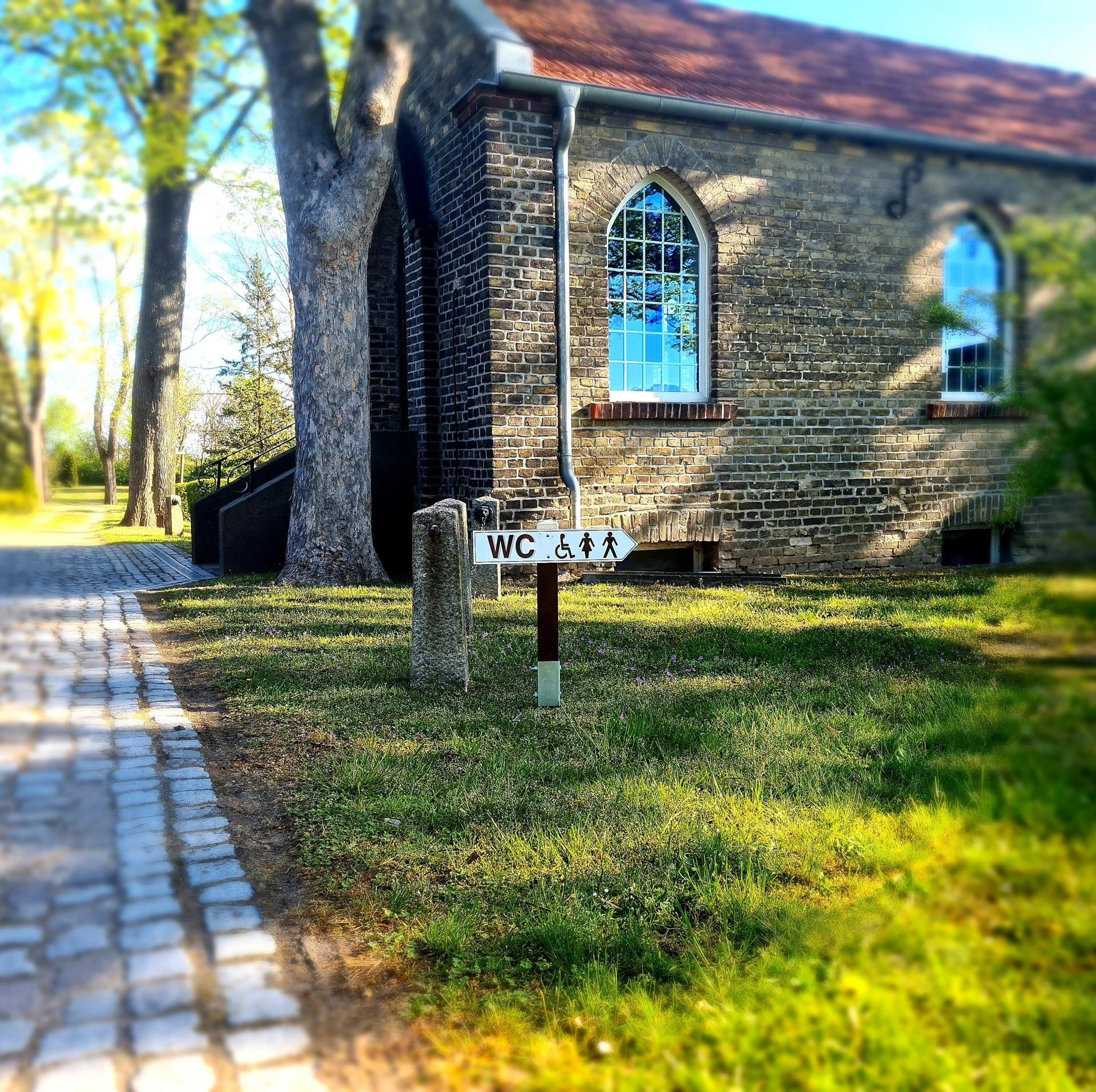 Öffentliche barrierefreie Toiletten auf dem Friedhof