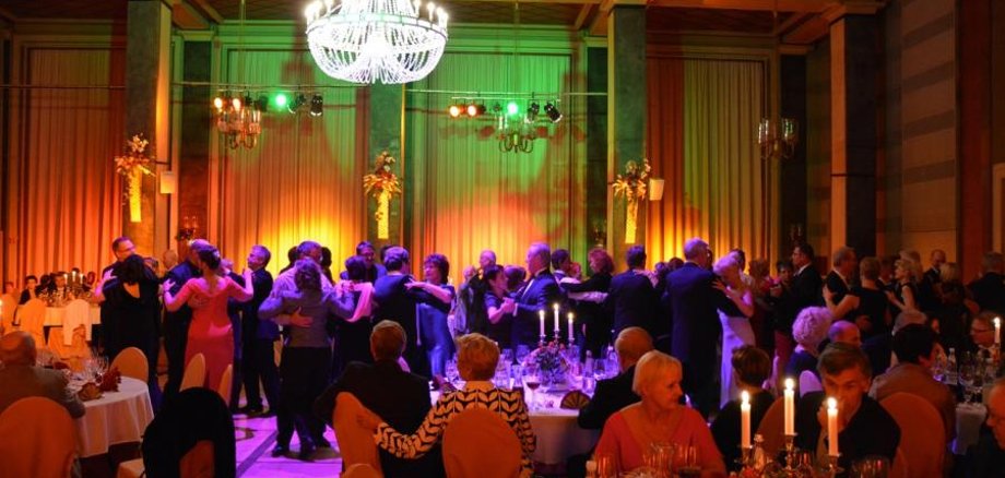 Festliche Atmosphäre im Ballsaal des Rüdersdorfer Kulturhauses. Foto: St. Ruebsam