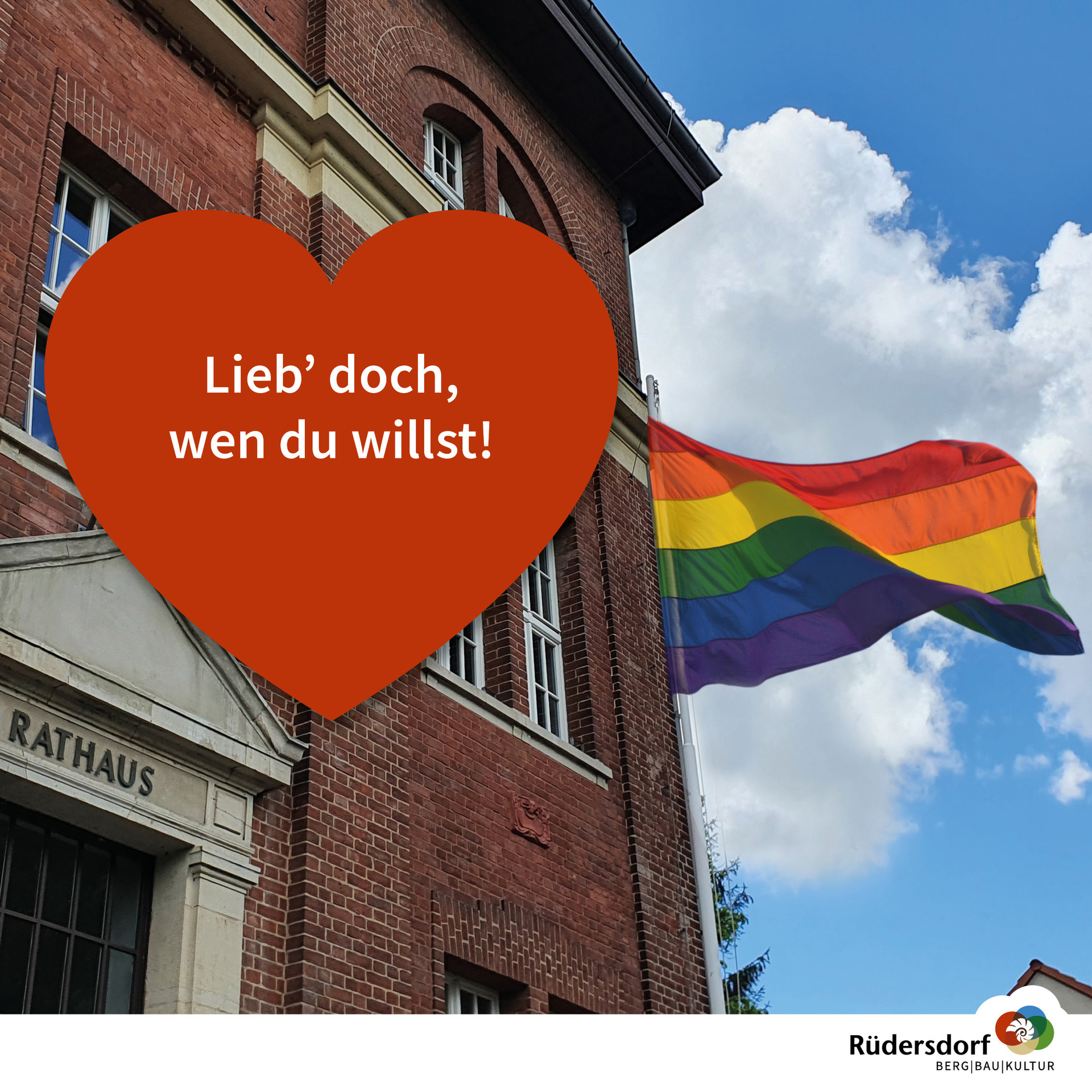 Regenbogenflagge am Rathaus der Gemeinde