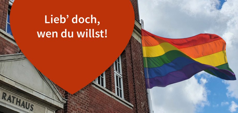 Regenbogenflagge am Rathaus der Gemeinde