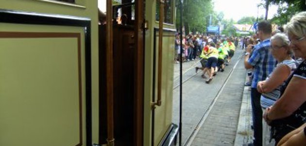 Ruderer gewinnen Straßenbahnziehen