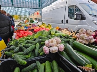 Marktstand mit frischem Gemüse auf dem Wochenmarkt 